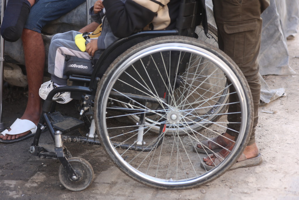 طفل فلسطيني في غزة على مقعد متحرك، أثناء فعالية بمناسبة اليوم الدولي للأشخاص ذوي الإعاقة